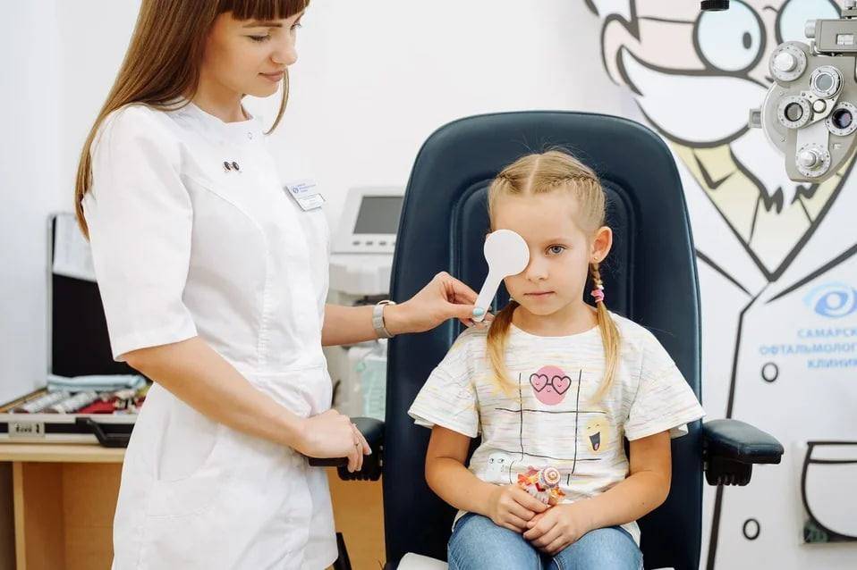 Проф осмотр офтальмолога перед школой и детским садом.
